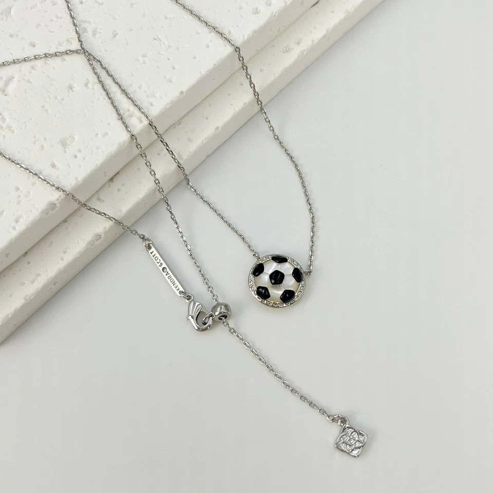 Collar colgante corto de plata de fútbol Kendra Scott en marfil nácar Foto 2 de 4