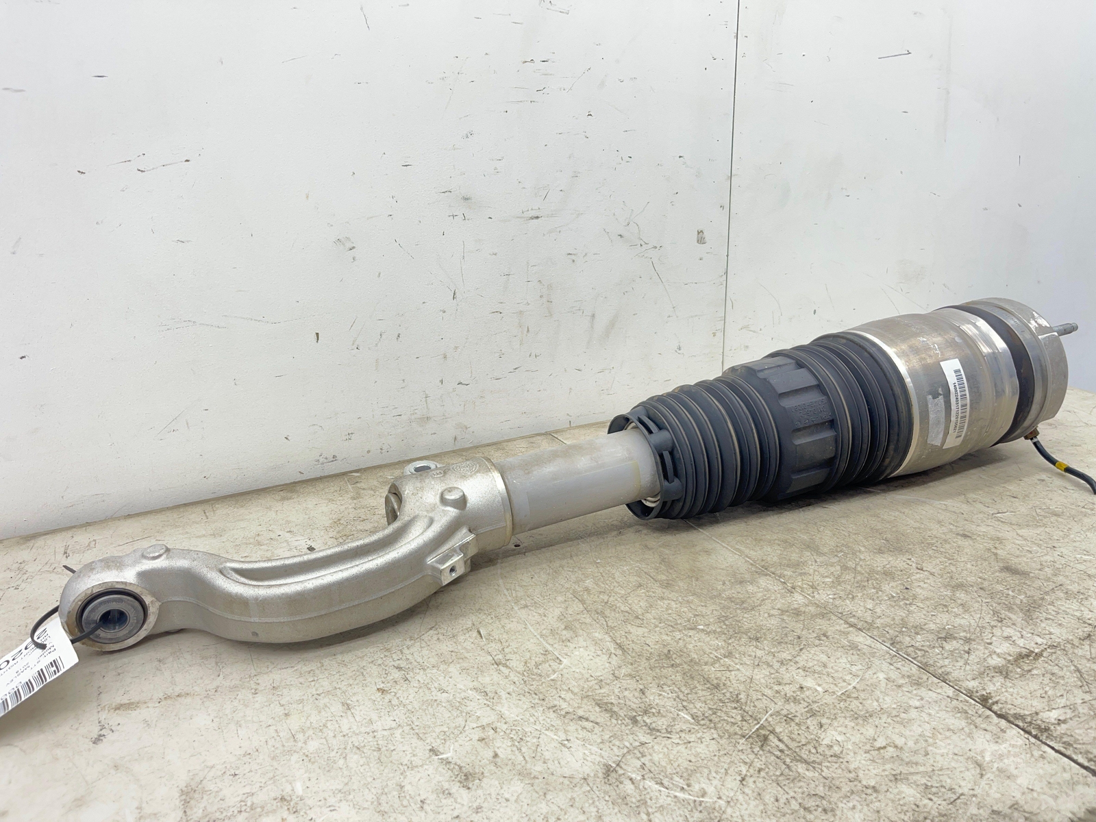 2017-2022 MASERATI LEVANTE FRONT RIGHT AIR SUSPENSION STRUT SHOCK ABSORBER OEM