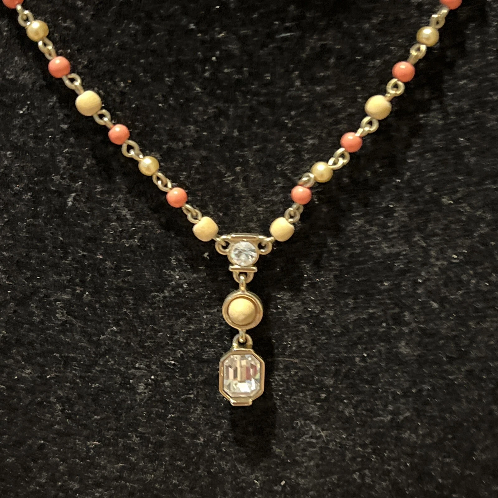 Graziosa collana tenuta Givenchy con strass di corallo finto