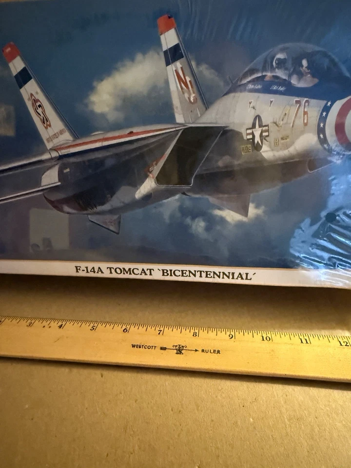 Hasegawa 1:72 F-14A Tomcat BICENTENNIAL  Model Kit  - Image 2 of 4