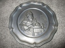 Zinn Teller Frau 23 cm mit Aufh&auml;ngung 730 gr.