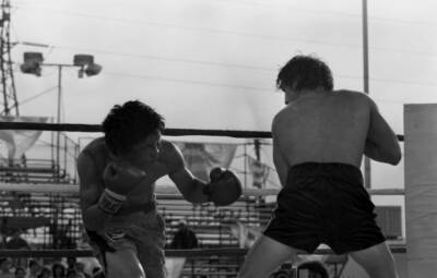 Ray Mancini Looks To Throw A Punch Against Deukkoo Kim 1 Old Boxing Photo