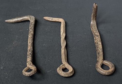 DS159–THREE Different Antique Hand Forged Iron Hooks Barn Doors Gates 19th C. - Picture 6 of 7