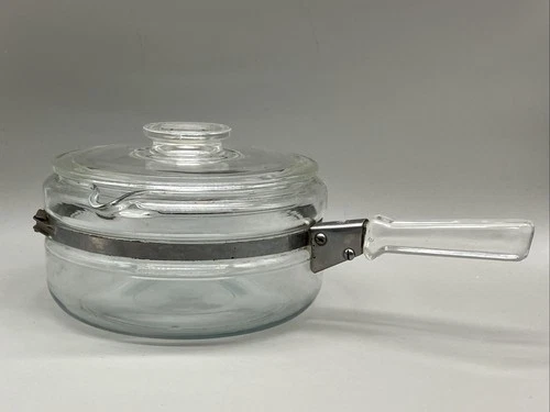 Pyrex Flameware Model 6323-B With Locking Lid And Handle