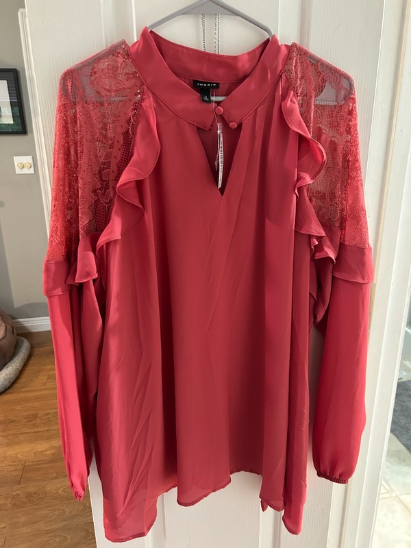 NWT Torrid Georgette Crochet Inset Top in Holly Berry Size 3X Keyhole Neck