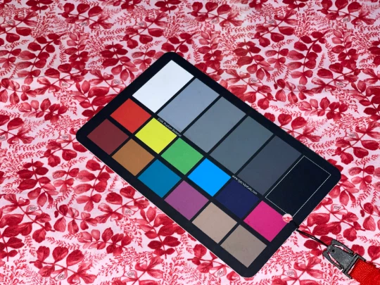 Tela de algodón floral 23" X44" ramas rojas y blancas Kensington acolchado tesoros Foto 3 de 4