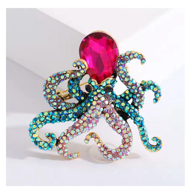 Elegante Brosche in Form eines Oktopus mit funkelnden Kristallen und rosa Stein