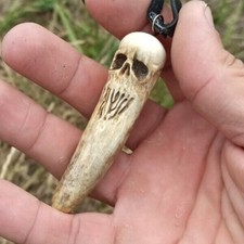 bibelot sculpté dans la corne d'élan (netsuke)