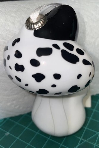 Cruella De-Vil Hallmark Disney 101 Dalmations Decoupage Christmas Ornament - Picture 3 of 5
