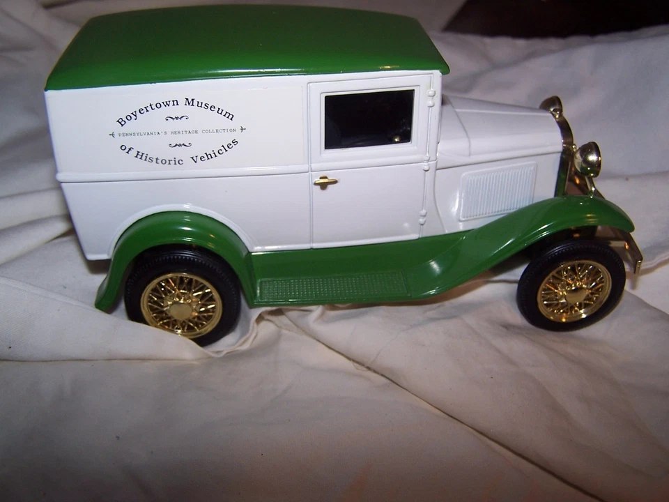 Furgoneta de reparto Ford modelo A vintage banco de monedas metal fundido Museo Boyertown Foto 3 de 4