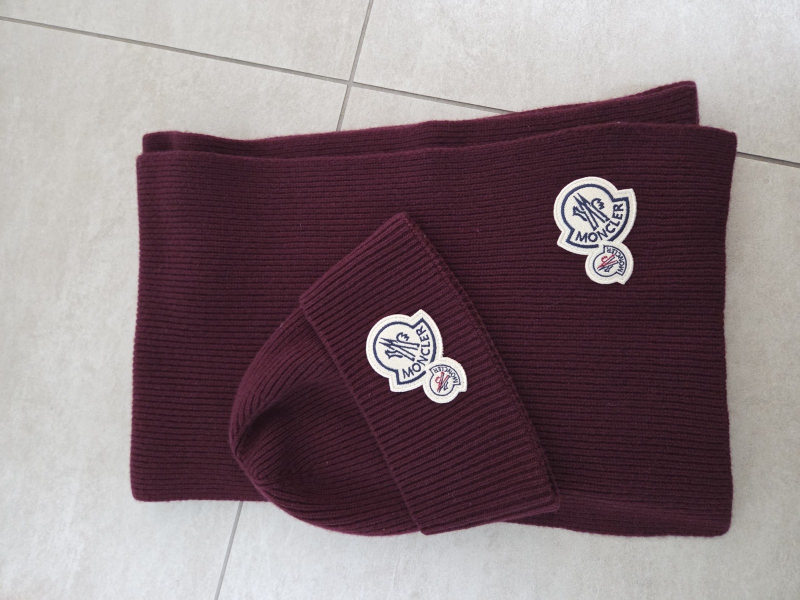 Moncler Beanie Strickmütze Burgunderrot mit Logo-Patch, Einheitsgröße