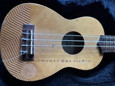 Ukelele soprano Kala edición limitada Twenty One Pilots con estuche