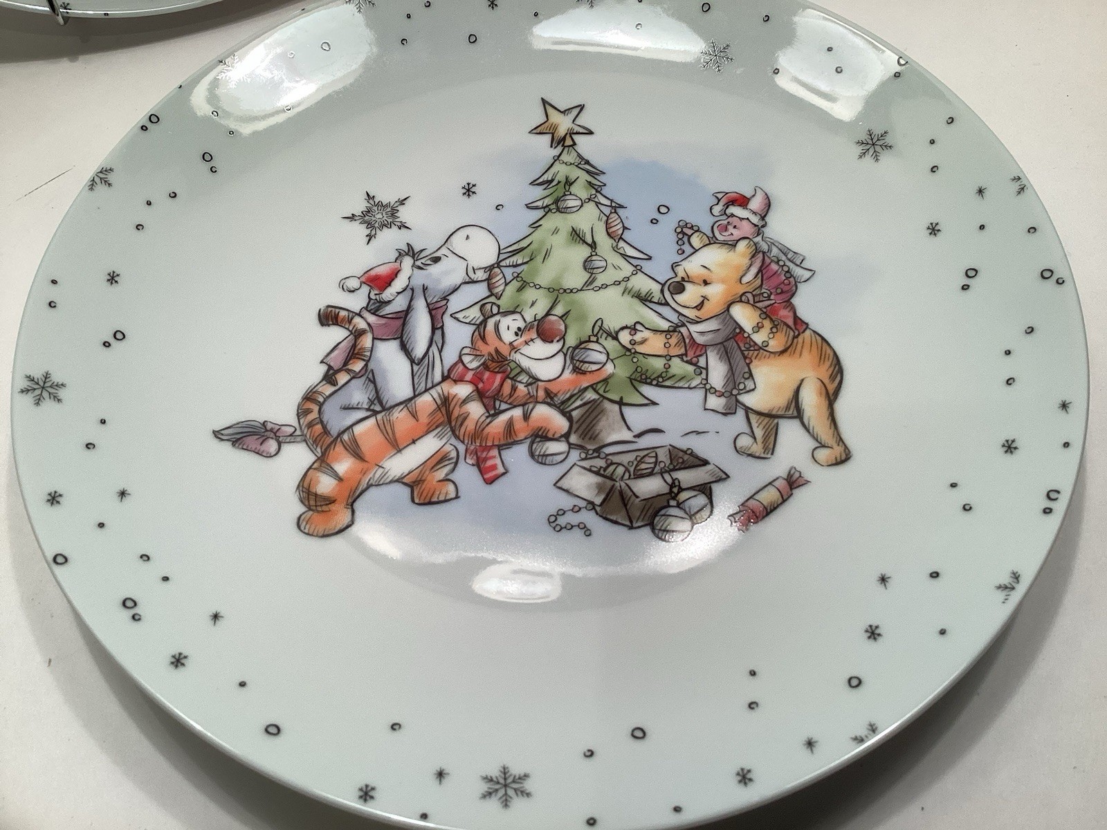NEW! Set Of 2, WINNIE THE POOH & Friends Snowflake Christmas 10" DINNER PLATES