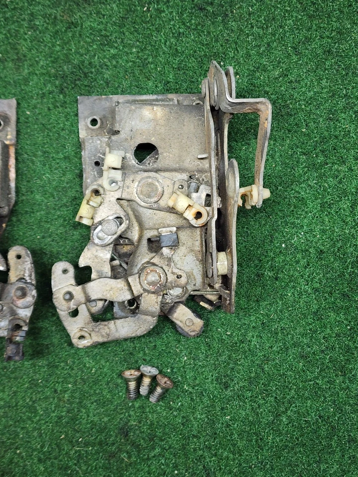 Dodge D150 W150 D350 D250 W250 1981 1985 juego de pestillos de puerta pequeños pestillo OEM Foto 2 de 4