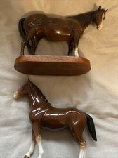 BESWICK BROWN GLOSS HORSE HORSES x2 MARE HEAD DOWN ON PLINTH 16cm Tall