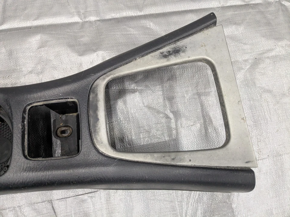 Центральная консоль 2001–2005 Mazda Miata MX-5 NB черная от оригинального производителя N067-64-200 01-0 - Изображение 4 из 4