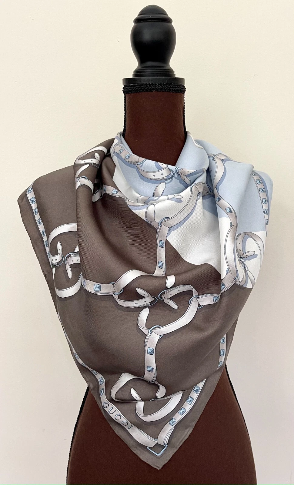 Neuf écharpe Gucci GG logo sangles chaînes marron bleu soie enveloppé avec boîte cadeau Gucci