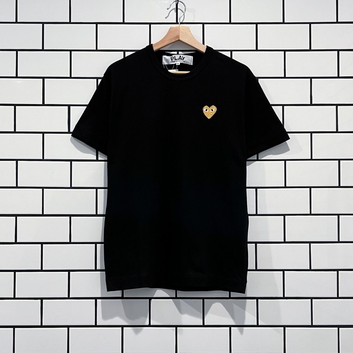 COMME DES GARCONS CDG PLAY GOLD HEART TEE BLACK AZ-T216-051 COMME DES GARCONS CDG PLAY GOLD HEART TEE BLACK AZ-T216-051