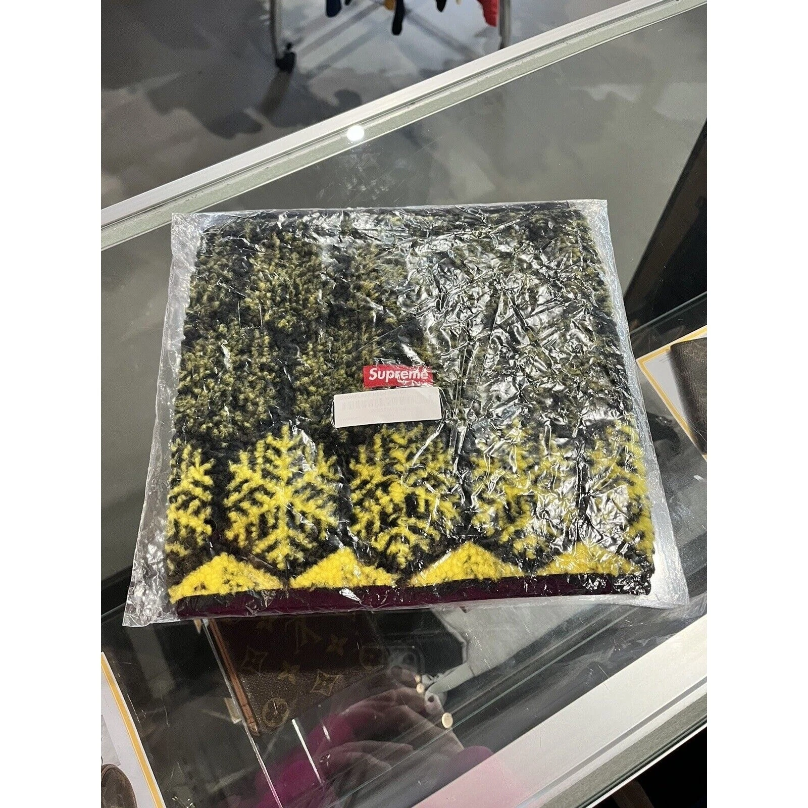 Supreme FW18 noir jaune flocon de neige cou guêtre boîte logo