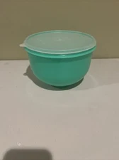Tupperware Green Lettuce Bowl w/ Flat Lid 229-18 No Spike Insert Vintage 1424-5