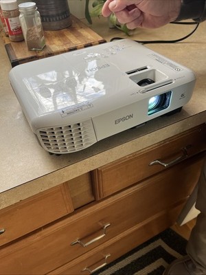 Epson VS250 3LCD Portable Projector 3200 Lumens HDMI HD 813  Hours With Remote