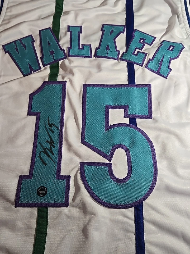 Camiseta deportiva autografiada por Kemba Walker de los Charlotte Hornets Foto 2 de 4