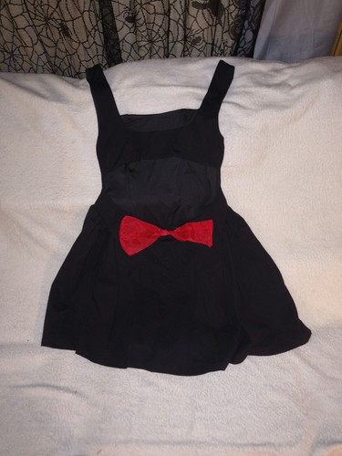 Mini vestido negro talla mediana sin espalda con lazo rojo - Imagen 2 de 3