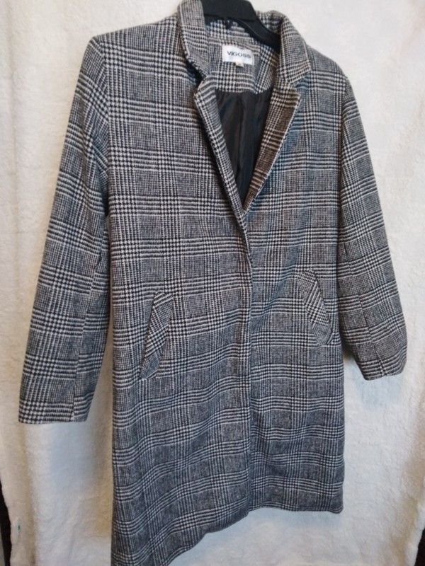 WOMENS SIZE MEDIUM VIGOSS BLACK & WHITE HOUNDSTOOTH PLAID  COAT NICE!