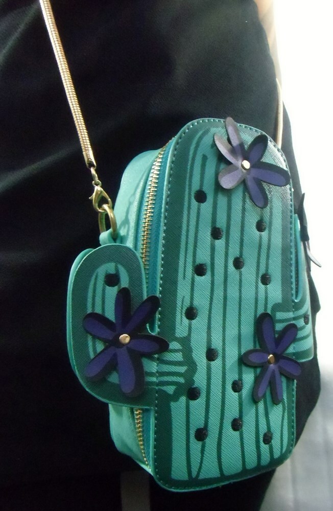 Bolso Original Forma De Cactus Verde Con Flores Violetas Loco