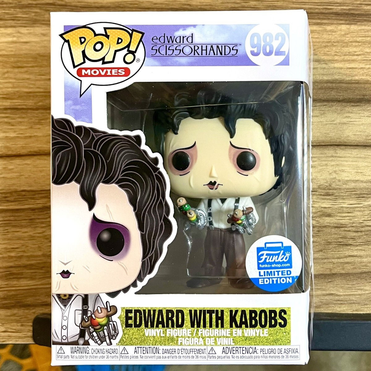 FunkoPop!シザーハンズEDWARDWITHDINOSAURSHRUB Amazon.com: Funko Pop! Movies: Edward Scissorhands - Edward