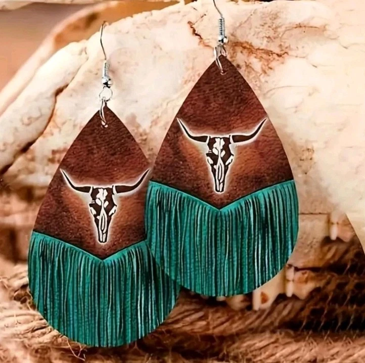 Pendientes de flecos de color marrón y turquesa de inspiración occidental con diseño de calavera Foto 2 de 2