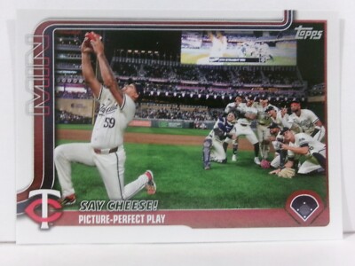 2025 Topps Series 1 Minnesota Twins Team Card - Say Cheese #81