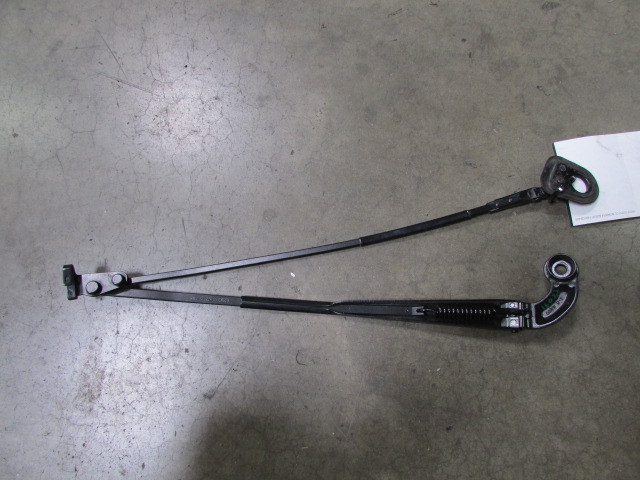 Maserati Quattroporte, LH, Left Wiper Arm Assembly, P/N 67843300, Used