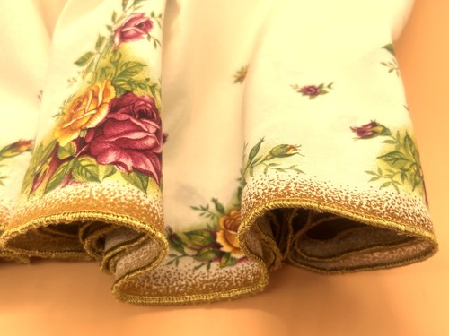 Vintage Royal Albert Old Country Roses round tablecloth / cover. Diameter 66". - Picture 4 of 6