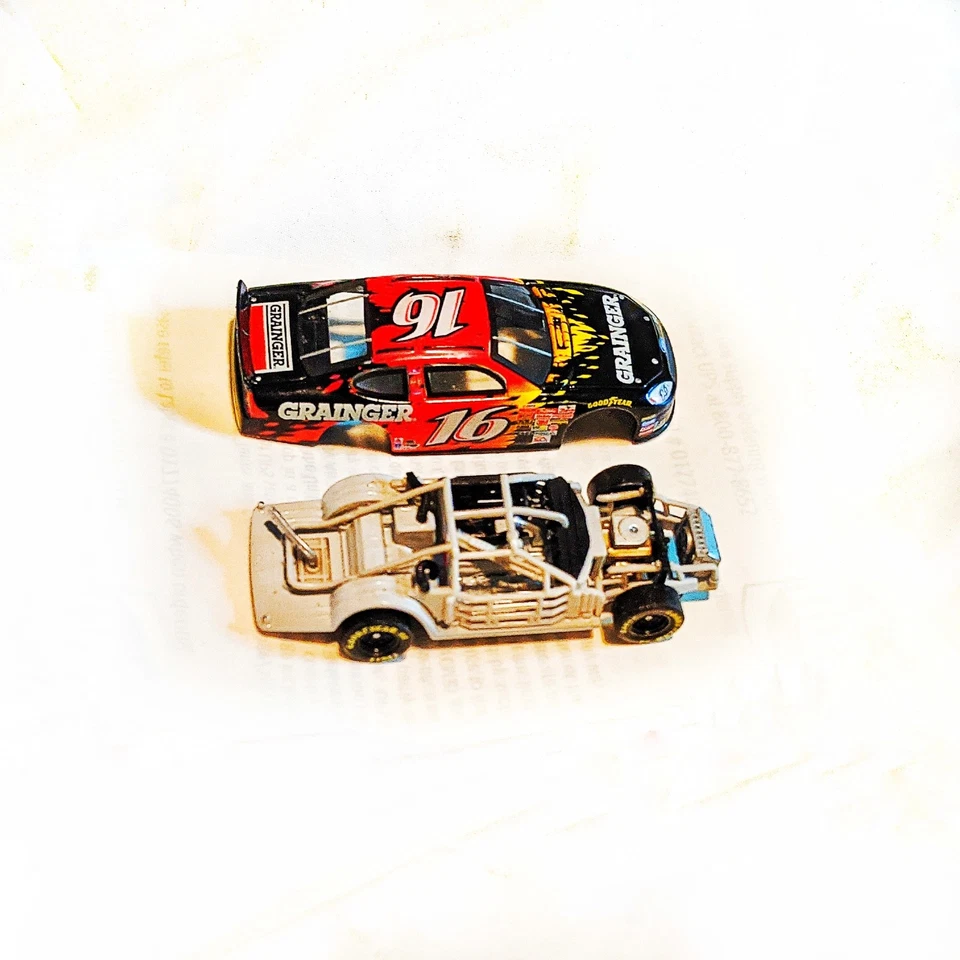 Hot Wheels🏁Greg Biffle 1:64 #16 NASCAR Die Cast Racing Ford Taurus Car +Display - Image 4 of 4