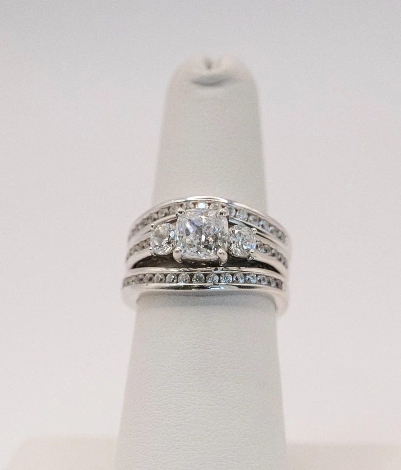 Juego de anillos Berricle 3 piedras 1,5 quilates circonita cúbica corte cojín plata de ley talla 6,5 Foto 3 de 4