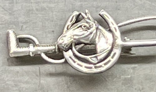 STERLING HORSE & HORSE SHOE BROOCH FINE DETAILS VINTAGE 6.1 GRAMS L=65.12MM - Picture 2 of 7
