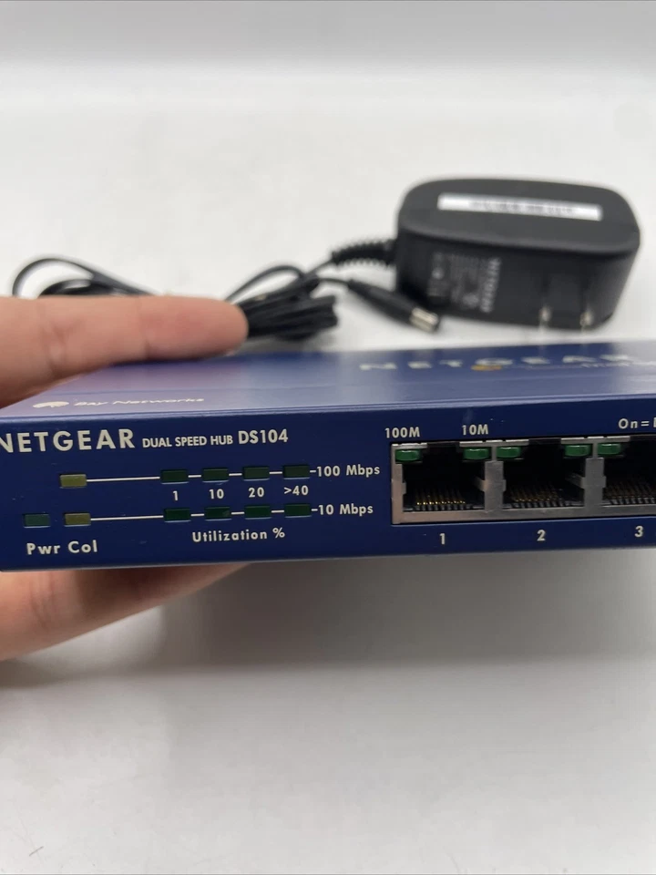 Netgear DS104 Dual Speed 4-Port Hub 10/100, RJ-45, Uplink Button w/Power Adapter - Image 3 of 4