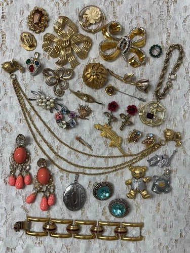 VTG Costume Jewelry Lot Brooches Clip Earrings Bracelet Locket Collar Pin 32 Pc