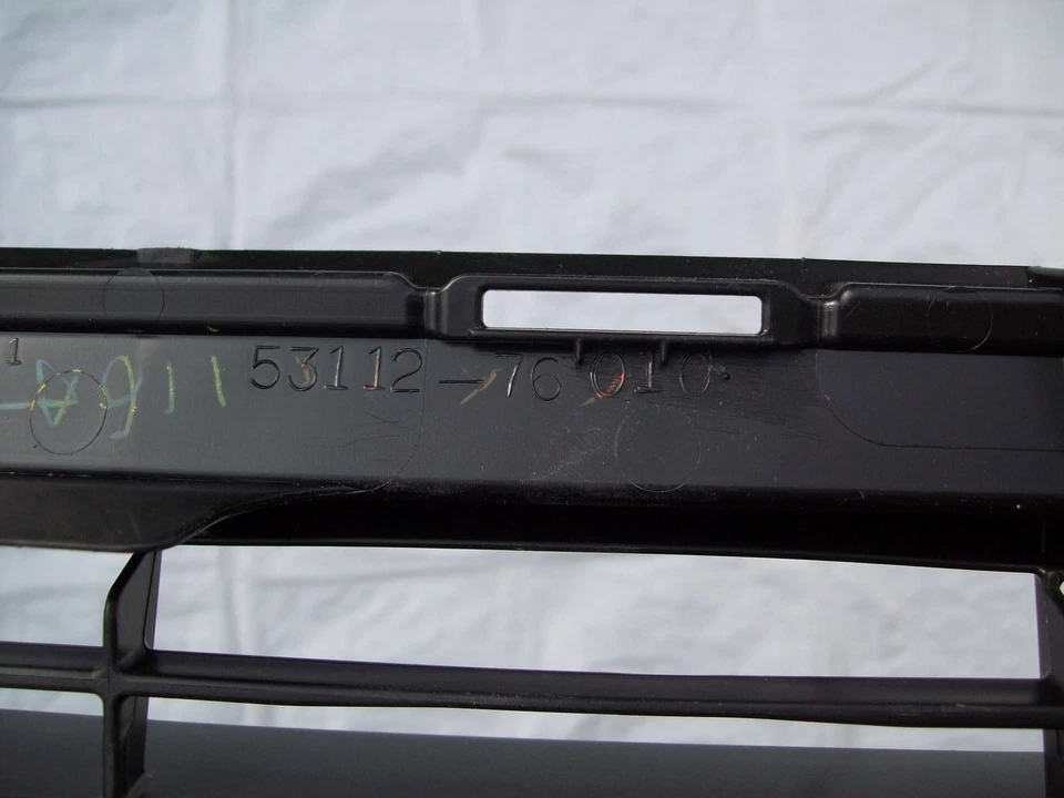 Rejilla de parachoques delantera inferior negra genuina Lexus CT200H 5311276010 2011-2017 Foto 4 de 4