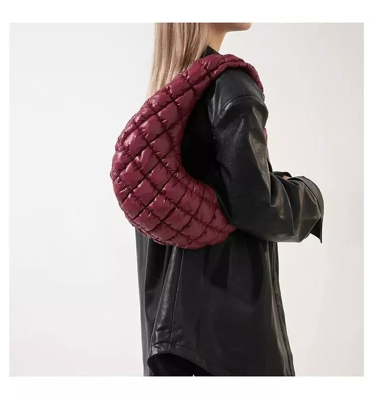 Bolso De Mujer Acolchado De Pluma Burdeos En Media Luna Con Asa Suave CF82987