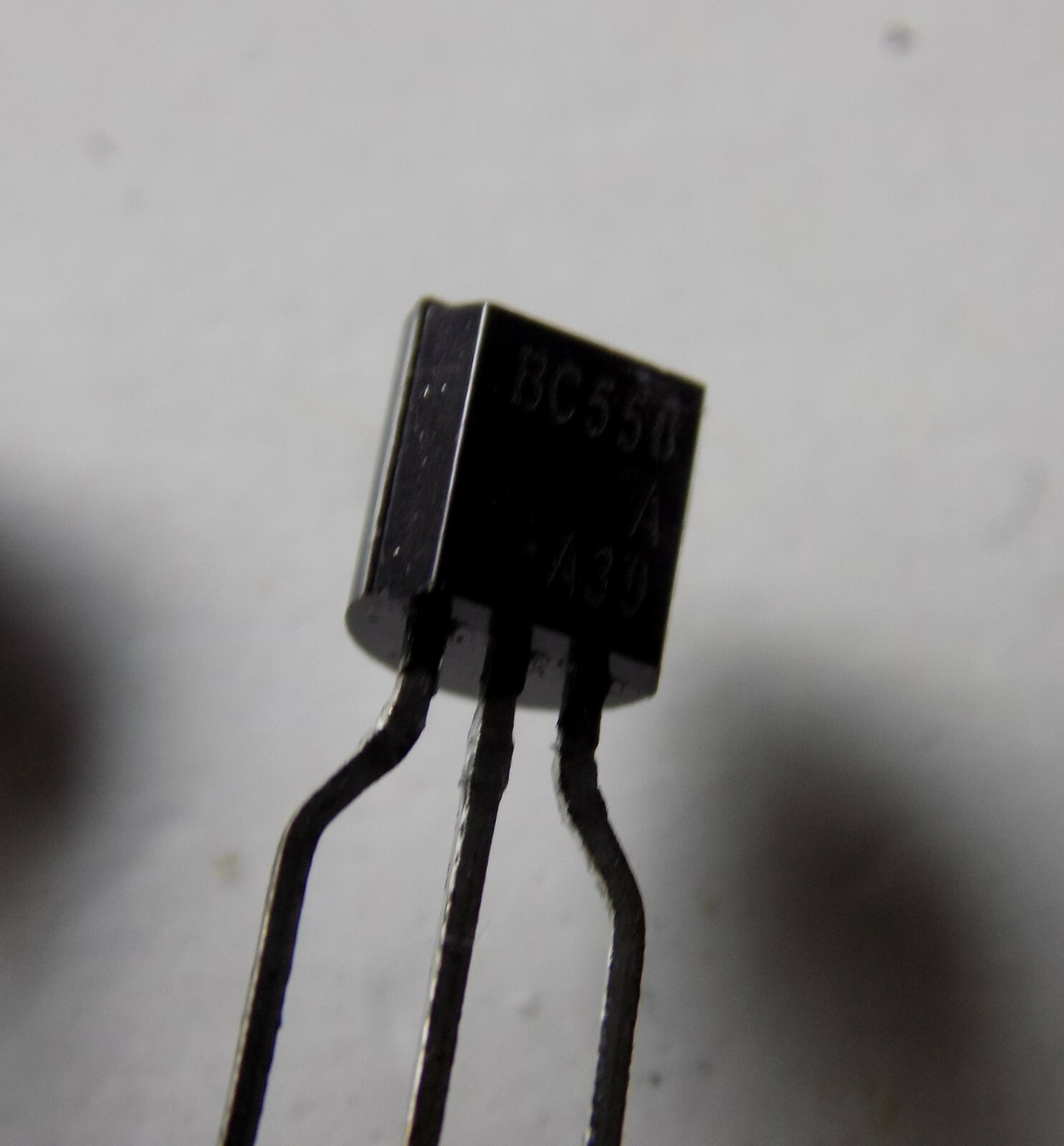 BC556A Transistor PNP TO-92 pour circuits electroniques en lot de 100 pieces