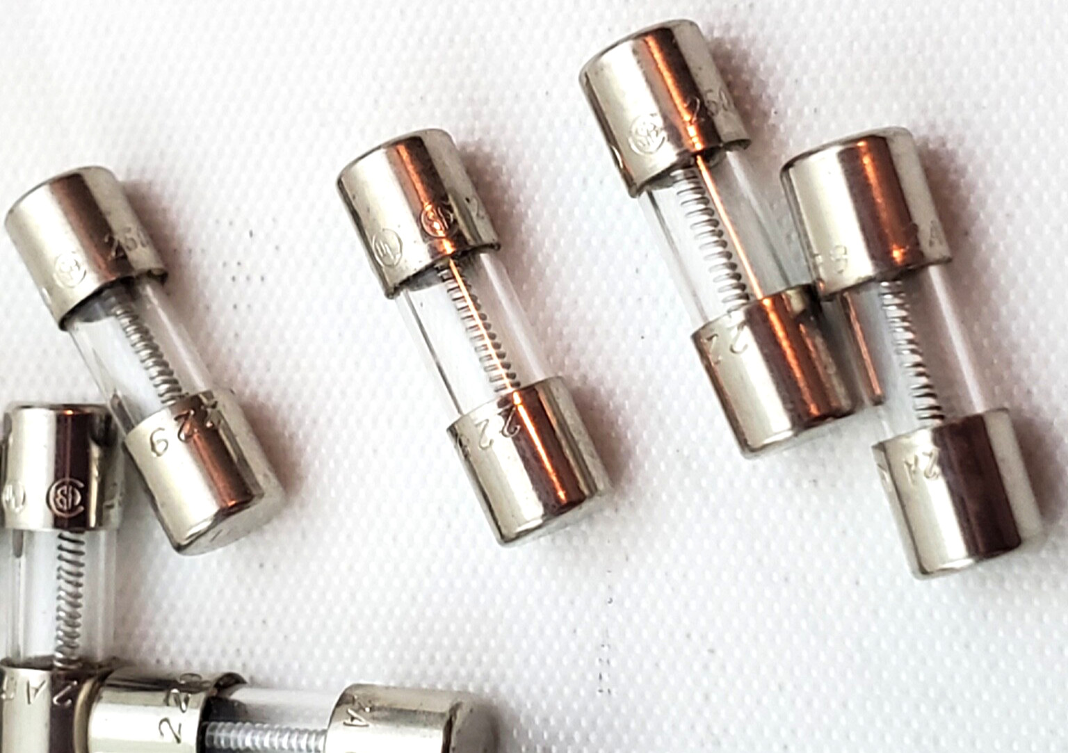 Lot of 10 Littelfuse 2AG 250 Volt 2 Amp Slow Blow 5 x 15 mm Glass Fuses 229002