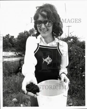 1977 Press Photo Berry picker with handful of the day's picking. - hps10357
