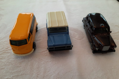 3 Matchbox: 1997 Land Rover Ninty, 1999 VW Delivery Van, 2004 London Taxi