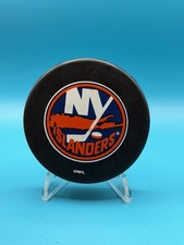 [OFFICIAL] NHL - New York Islanders- Hockey puck - Vintage logo