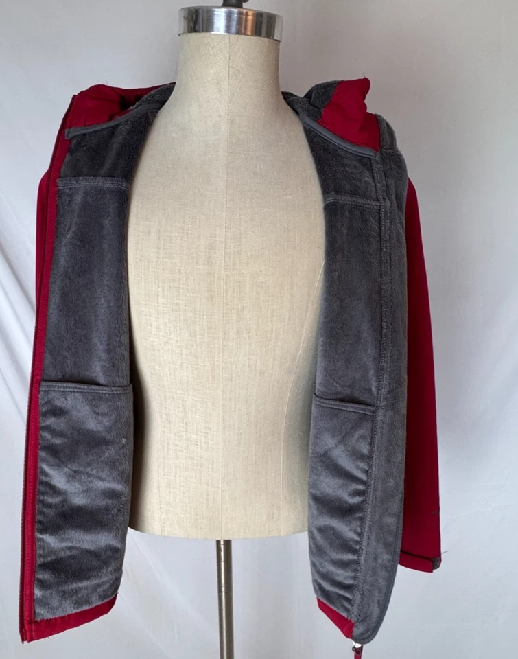 Chaqueta forrada de vellón con capucha roja SoftShell REI Free Country para mujer grande de piel sintética Foto 2 de 4