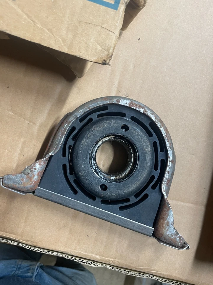 RARE VINTAGE 1973-1978 CHEVY-GMC G-P VAN NOS DRIVESHAFT CENTER SUPPORT #7839146 - Image 3 of 4