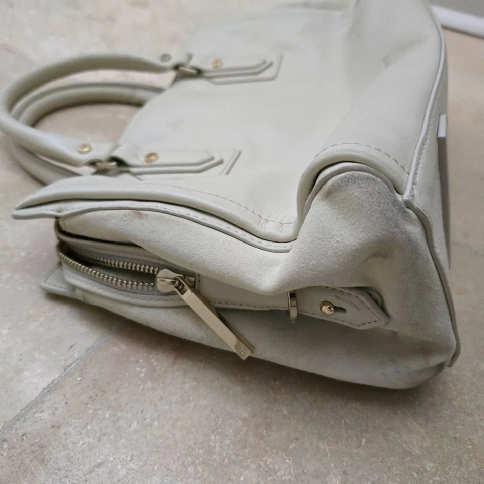 Bolso de mano Halston de cuero blanco roto. Forro marrón gamuza Foto 4 de 4