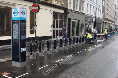 Foto 12x8 Barclays Fahrradverleih Fitzrovia Wells Street Dockingstation Bein c2010